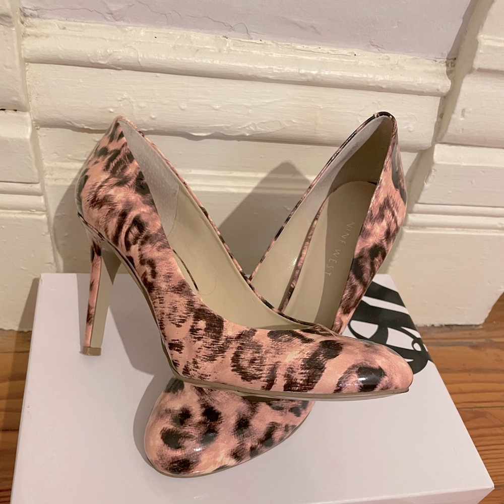Nine West Womens size 7 pink cat print pumps heels